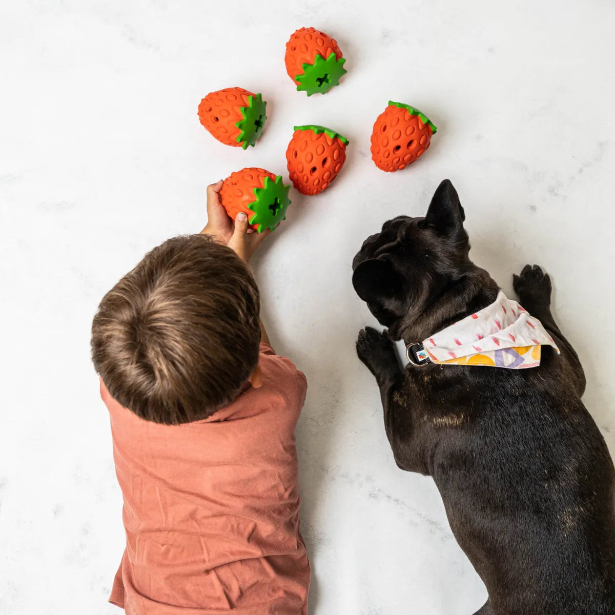 JUGUETE DE GOMA INTERACTIVO FRUTILLA